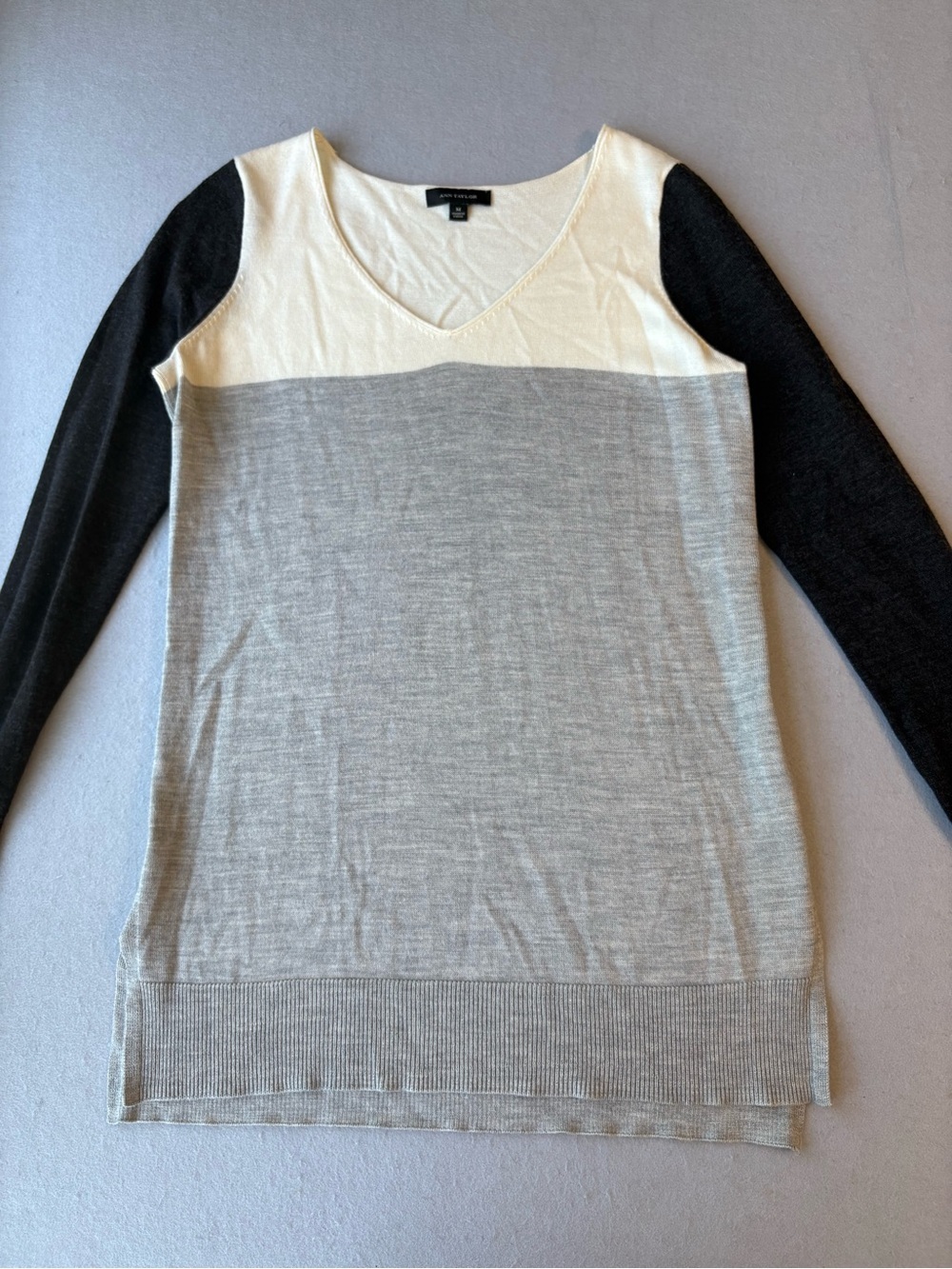 Ann Taylor Colorblock V-Neck Merino Wool Knit Tunic Gray Black White Sweater SzM